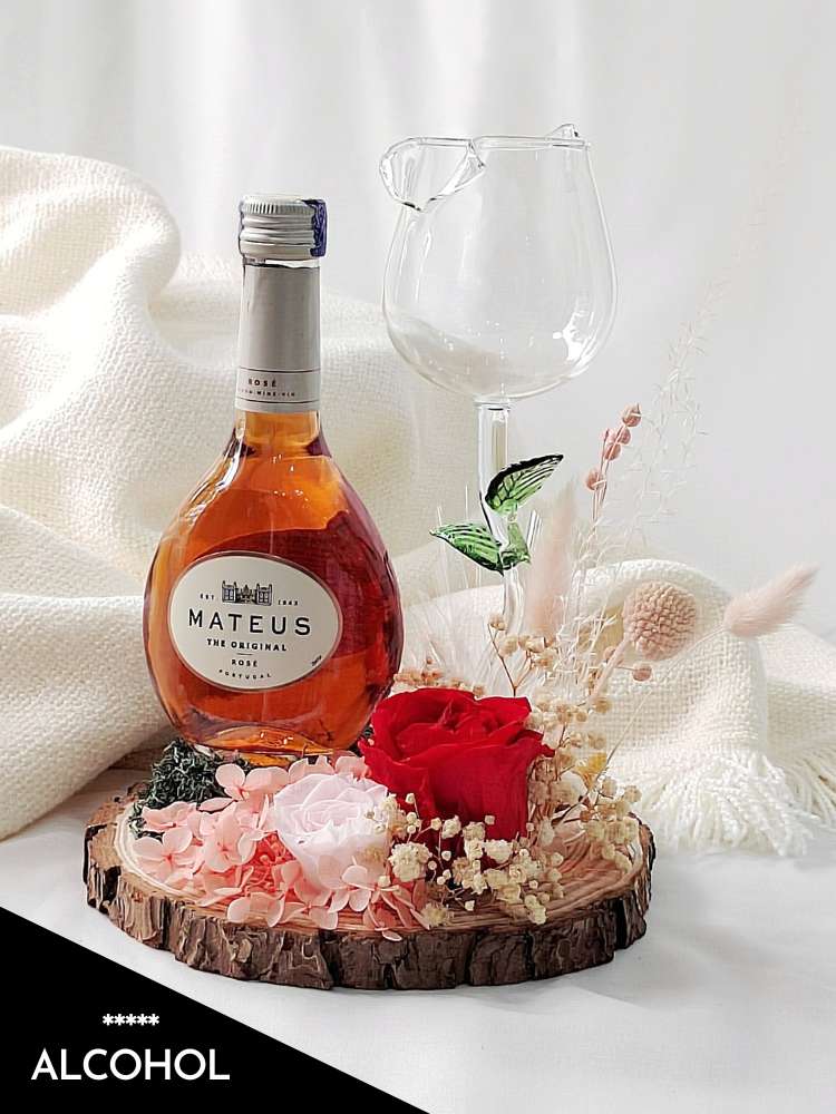 
                      
                        Mateus Rose - Preserved Flower Gift Box
                      
                    