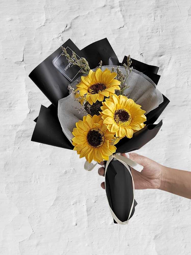 Melody in Black_Everlasting Flower Bouquet