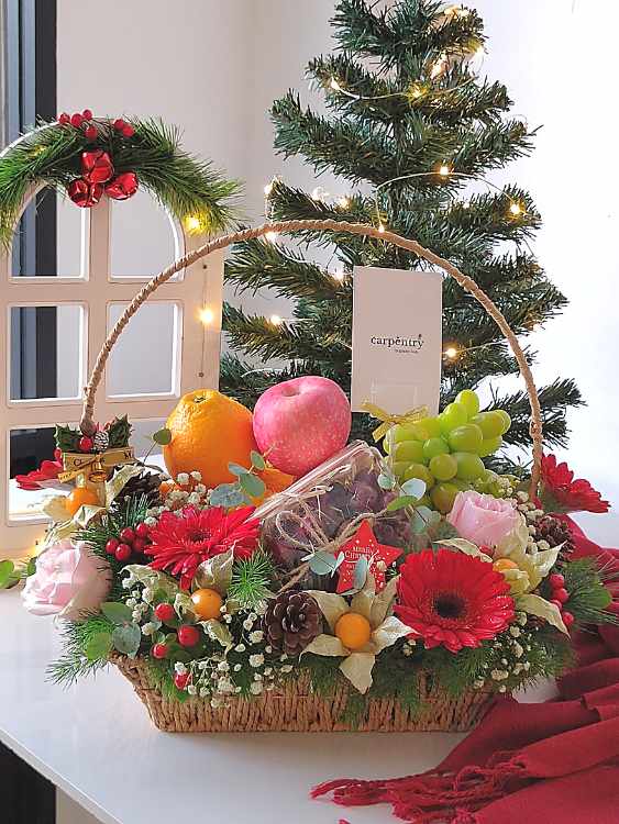 Merry & Bright_Christmas Fruit Basket